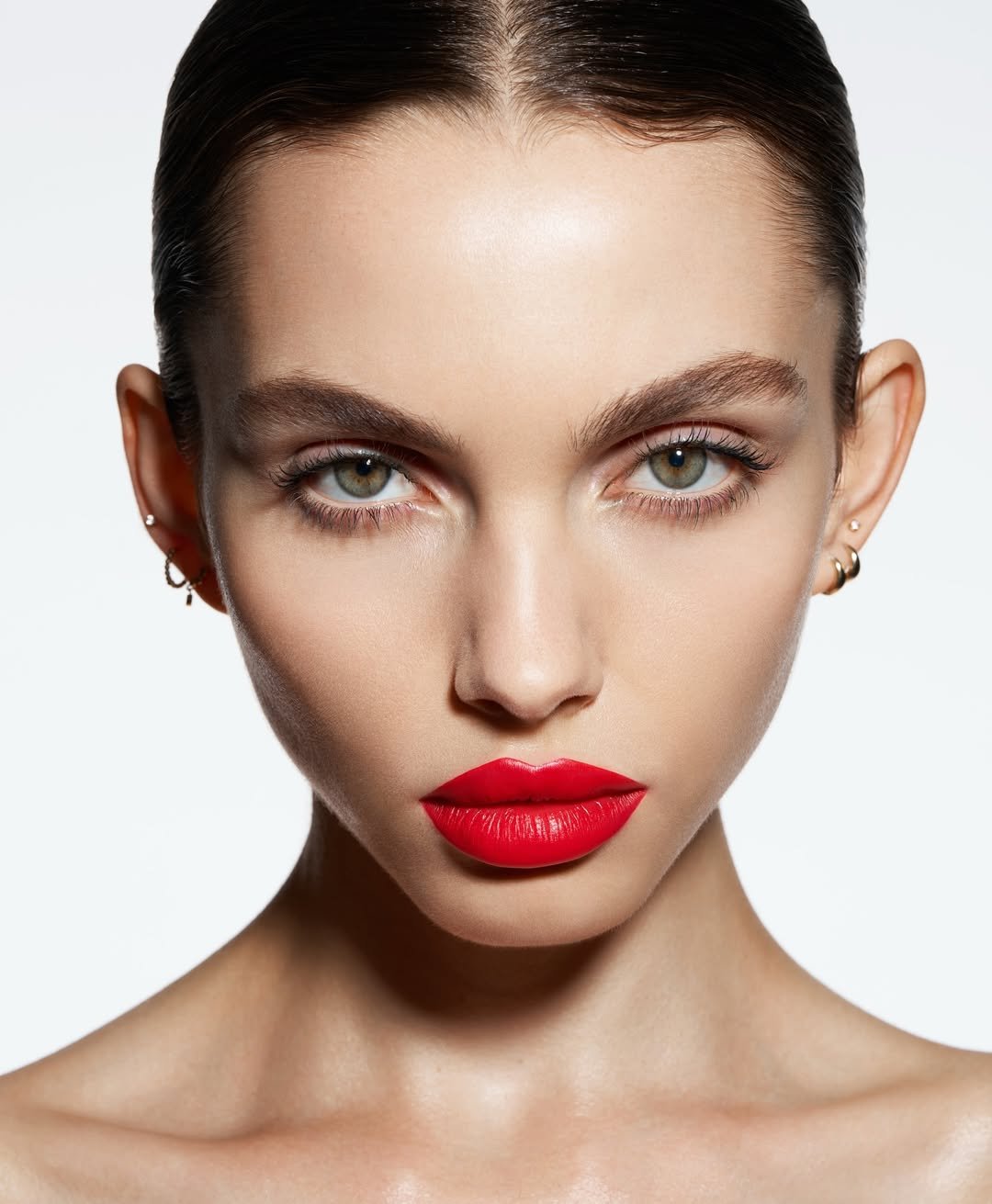 a model with red lipstick makeup up looks
